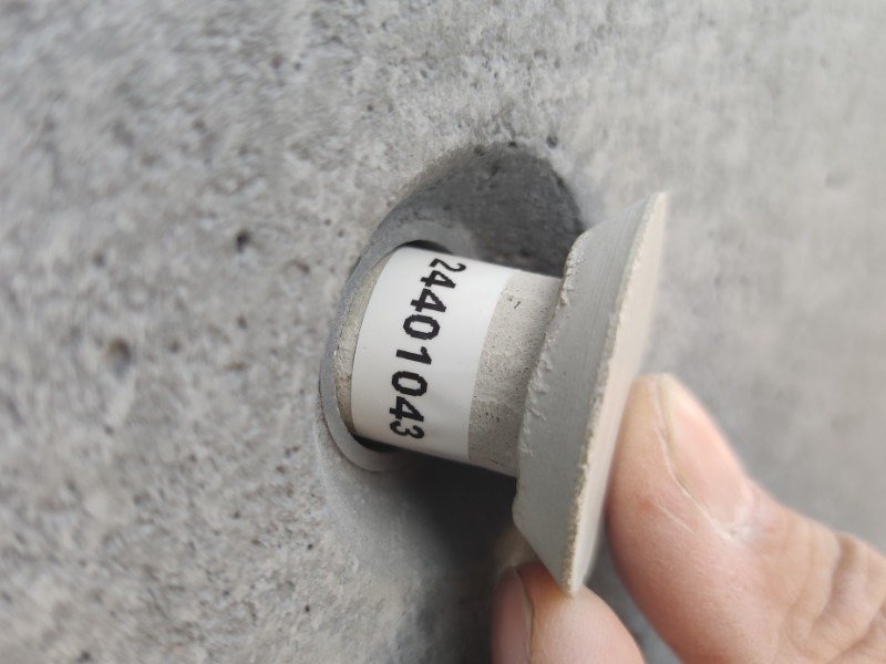 ankerkonen-ankerloecher-verschliessen-beton-ankerloch-fachgerecht-verschliessen-ankerkonus-800x600-1.jpg